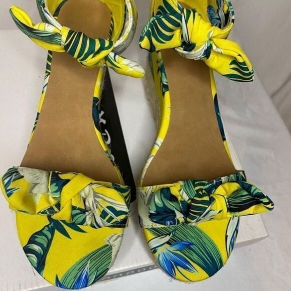 Floral Wedges Size 8 - Picture 7 of 7
